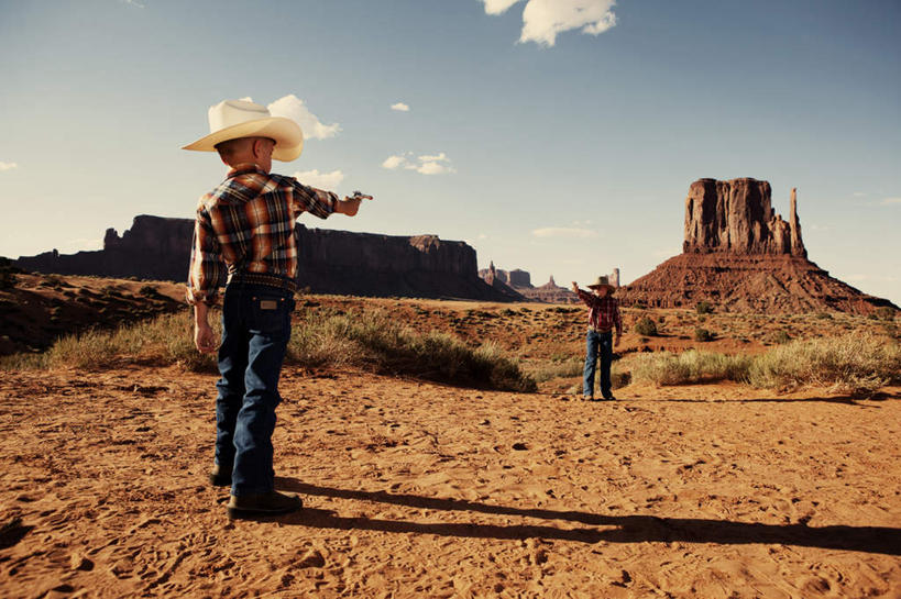 西方人,儿童,背部,两个人,站,举,横图,室外,白天,正面,旅游,度假,纯洁,草地,草坪,石头,美景,沙漠,植物,帽子,欧洲,美国,欧洲人,握,阴影,服装,光线,石子,影子,景观,云,云朵,拿,云彩,拿着,休闲装,娱乐,相视,草,小孩,衣服,蓝色,绿色,白云,蓝天,天空,阳光,自然,天,托,站着,享受,休闲,面对面,休闲服,牛仔帽,景色,放松,可爱,童年,童趣,握着,服饰,手枪,对视,亚利桑那,北美,北美洲,自然风光,美洲,相对,童真,烂漫,无邪,亚利桑那州,纪念碑山谷,纪念碑谷,纪念碑山谷公园,纪念谷,大峡谷之州,相看,北亚美利加洲,亚美利加洲,纪念碑谷纳瓦霍部落公园,天真,男孩,男人,男性,白种人,大漠,砂漠,石块,岩石,举起,举手,举着,向上举,向上伸,向上托,站立,彩图,全身,男生