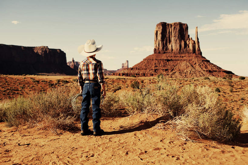 西方人,儿童,一个人,站,横图,室外,白天,旅游,度假,纯洁,草地,草坪,石头,美景,沙漠,植物,帽子,欧洲,美国,欧洲人,仅一个男性,仅一个人,阴影,服装,光线,石子,影子,景观,云,云朵,云彩,注视,休闲装,娱乐,草,小孩,背面,衣服,蓝色,绿色,白云,蓝天,天空,阳光,自然,天,观察,看,站着,仅一个小孩,享受,休闲,休闲服,牛仔帽,景色,放松,可爱,童年,童趣,服饰,观看,察看,亚利桑那,北美,北美洲,关注,自然风光,美洲,童真,烂漫,无邪,亚利桑那州,纪念碑山谷,纪念碑谷,纪念碑山谷公园,纪念谷,大峡谷之州,北亚美利加洲,亚美利加洲,纪念碑谷纳瓦霍部落公园,天真,男孩,男人,男性,白种人,孩子,大漠,砂漠,石块,岩石,站立,彩图,全身,男生