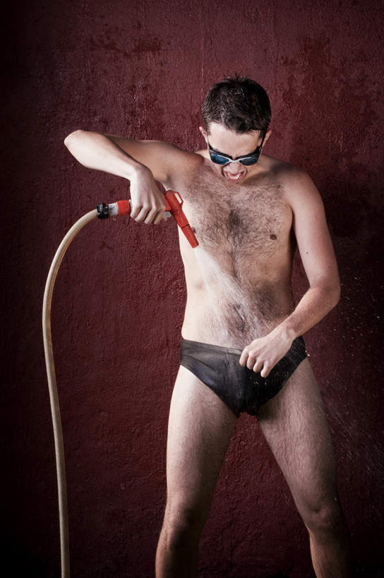 西方人,脸,头,脸颊,手,一个人,站,竖图,室内,特写,白天,正面,安全,欧洲,欧洲人,仅一个男性,仅一个人,握,短裤,眼镜,防护,拿,拿着,注视,裸露,仅一个年轻男性,红色,低头,观察,看,站着,手部,握着,观看,护目镜,保护,察看,关注,淋浴头,裸,保险,保全,周全,安稳,安定,安全防护眼镜,平安,男人,男性,年轻男性,白种人,头部,脸部,脸蛋,面部,站立,半身,彩图,防护眼镜