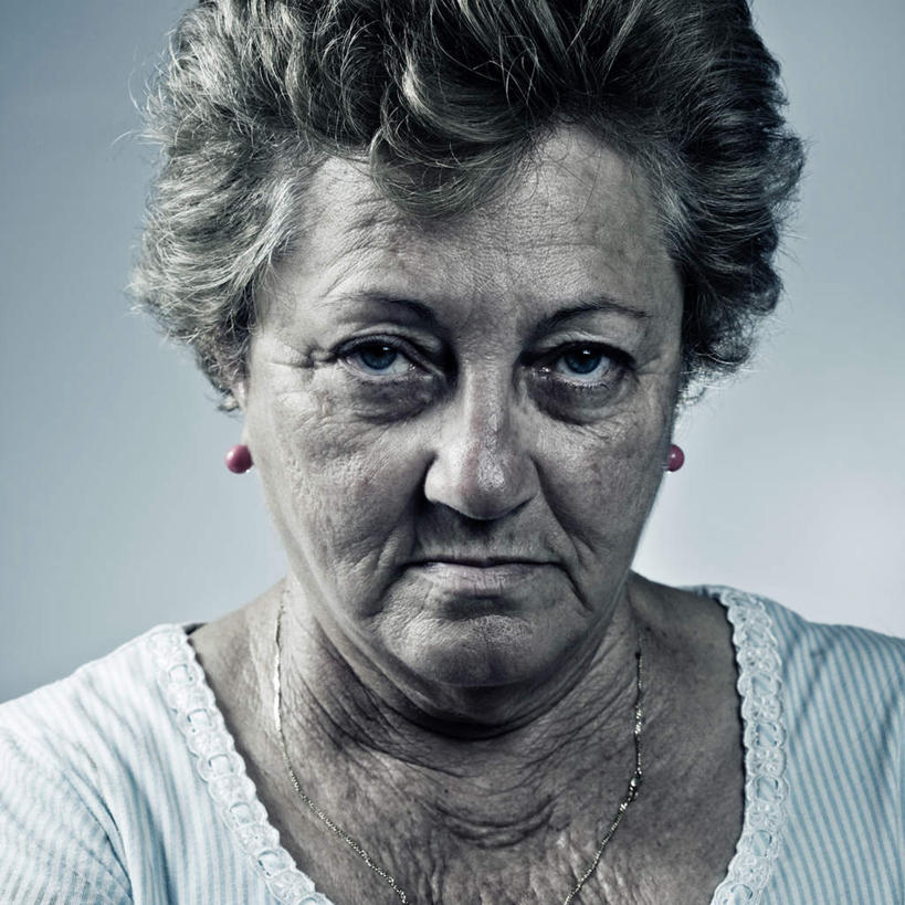 西方人,脸,头,脸颊,一个人,站,方图,室内,特写,白天,正面,欧洲,欧洲人,仅一个女性,仅一个人,蓝色背景,服装,注视,休闲装,衣服,观察,看,站着,休闲,休闲服,摄影,服饰,仅一个老年女性,影棚,观看,察看,关注,老年女性,女人,女性,白种人,头部,脸部,脸蛋,面部,站立,半身,彩图,影棚拍摄,拍摄