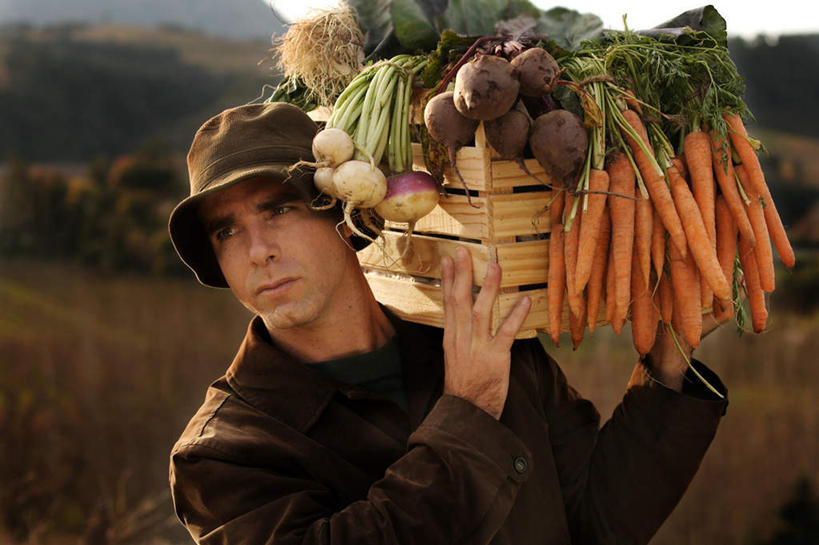 西方人,脸,头,脸颊,一个人,交叉,横图,室外,特写,白天,正面,草地,草坪,山,山脉,植物,竹子,萝卜,胡萝卜,蔬菜,帽子,欧洲,欧洲人,仅一个男性,仅一个人,许多,竹制,服装,新鲜,编织,草帽,篮子,山峰,韭菜,食品,山峦,休闲装,草,食物,仅一个年轻男性,衣服,绿色,竹篮,群山,休闲,休闲服,甘蓝,服饰,有机食品,绿色食品,竹条,交织,竹制品,起阳草,韭,山韭,长生韭,穿插,男人,男性,年轻男性,白种人,头部,脸部,脸蛋,面部,红萝卜,甘荀,半身,彩图