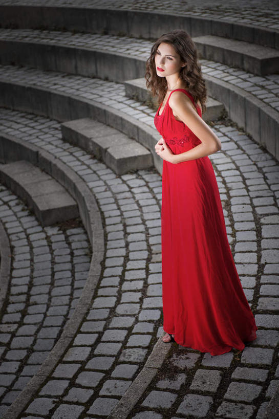 西方人,脸,头,脸颊,一个人,栏杆,竖图,室外,特写,白天,正面,裙子,楼梯,欧洲,欧洲人,仅一个年轻女性,仅一个女性,仅一个人,连衣裙,扶手,阶梯,注视,护栏,台阶,红色,观察,看,观看,察看,关注,年轻女性,女人,女性,白种人,头部,脸部,脸蛋,面部,彩图,全身