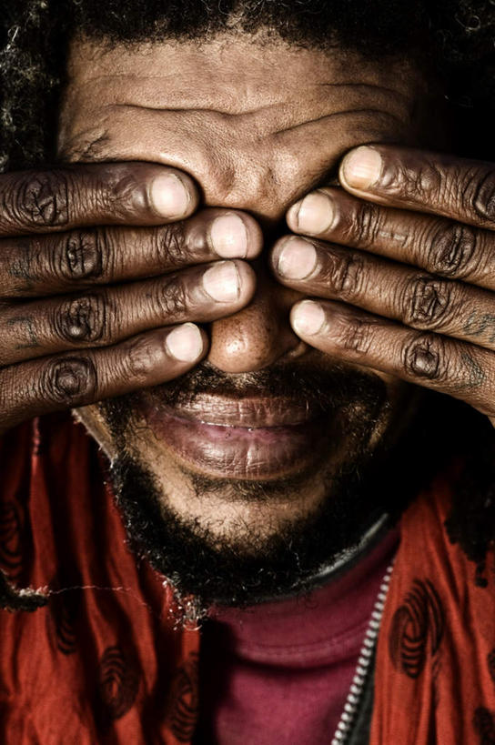 西方人,脸,头,脸颊,胡须,一个人,站,笑,微笑,露齿笑,竖图,室内,特写,白天,正面,欧洲,欧洲人,仅一个男性,仅一个人,仅一个中年男性,服装,休闲装,衣服,站着,休闲,休闲服,遮,遮掩,服饰,掩盖,遮挡,遮盖,掩饰,男人,男性,中年男性,白种人,头部,胡子,络腮胡,脸部,脸蛋,面部,站立,半身,彩图