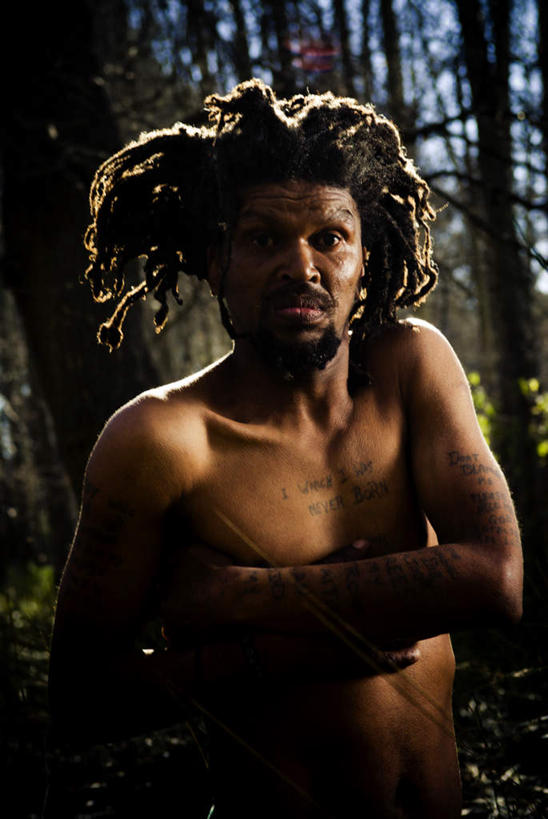 脸,头,脸颊,跪,竖图,室外,特写,白天,正面,旅游,度假,美景,树林,植物,景观,注视,娱乐,裸露,树,树木,绿色,自然,观察,看,享受,休闲,景色,放松,生长,成长,观看,察看,关注,自然风光,裸,头部,脸部,脸蛋,面部,跪着,半身,彩图