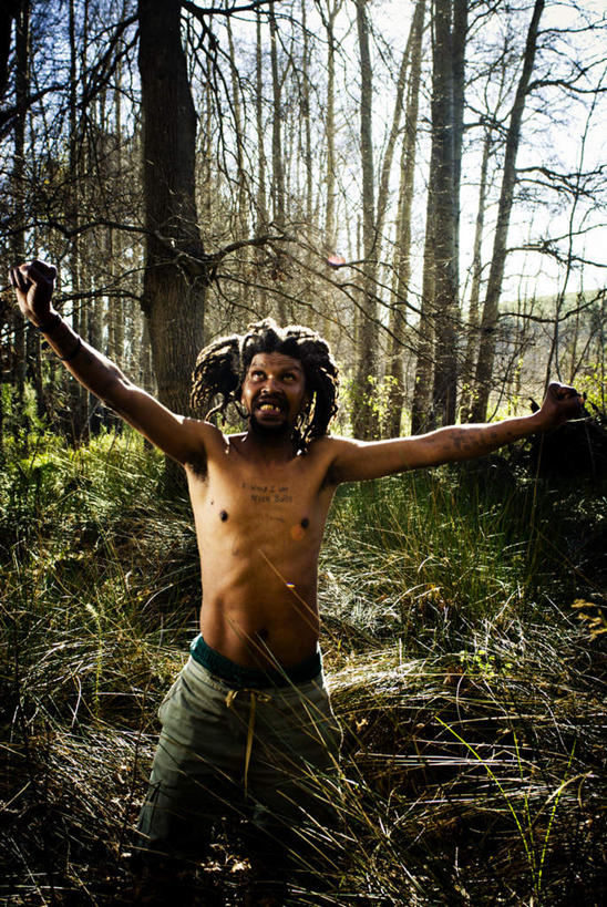 西方人,脸,头,脸颊,一个人,站,举,笑,微笑,露齿笑,竖图,室外,特写,白天,正面,旅游,度假,草地,草坪,美景,树林,植物,欧洲,欧洲人,仅一个男性,仅一个人,仅一个中年男性,阴影,光线,影子,景观,云,云朵,云彩,娱乐,裸露,草,树,树木,蓝色,绿色,白云,蓝天,天空,阳光,自然,天,托,站着,享受,休闲,景色,放松,生长,成长,自然风光,裸,男人,男性,中年男性,白种人,头部,脸部,脸蛋,面部,举起,举手,举着,向上举,向上伸,向上托,站立,半身,彩图