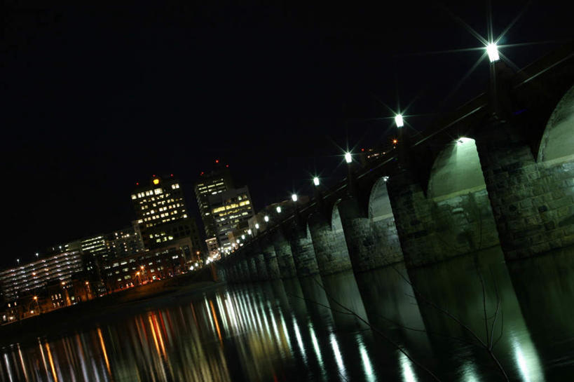 无人,高楼大厦,横图,室外,夜晚,正面,度假,河流,美景,水,城市风光,城市,大厦,建筑,路灯,摩天大楼,照明,美国,一排,波纹,整齐,木板,河水,景观,水流,桥,灯光,木桥,涟漪,娱乐,建设,栈桥,灯,排列,水纹,波浪,享受,休闲,景色,放松,人行桥,木板桥,照亮,北美,北美洲,照明设备,队列,美洲,宾夕法尼亚,宾夕法尼亚州,宾州,拱顶石州,拱心石之州,宾氏林地,水晕,北亚美利加洲,亚美利加洲,彩图,大楼,高层建筑,高楼,摩天楼