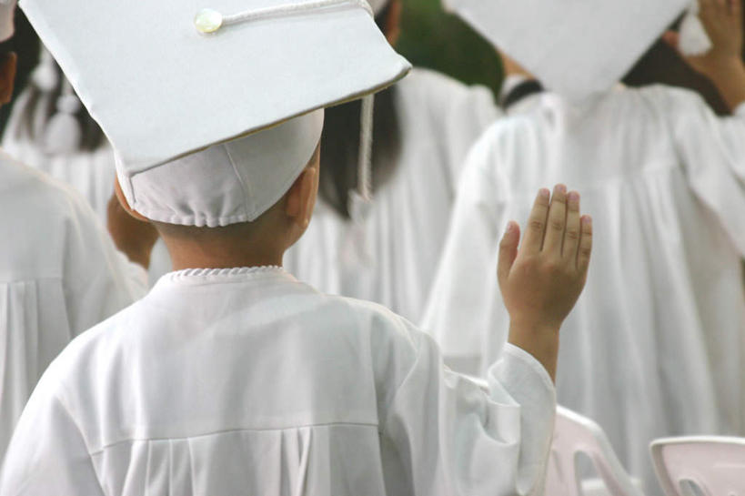 西方人,儿童,学生,站,举,横图,室内,白天,纯洁,帽子,欧洲,欧洲人,一排,整齐,许多人,排列,小孩,背面,白色,托,站着,一群人,可爱,童年,童趣,幼儿园,流苏,博士帽,学士帽,毕业,队列,学士服,童真,烂漫,无邪,垂布,学士袍,学位帽,天真,男孩,男人,男性,白种人,举起,举手,举着,向上举,向上伸,向上托,站立,半身,彩图,男生