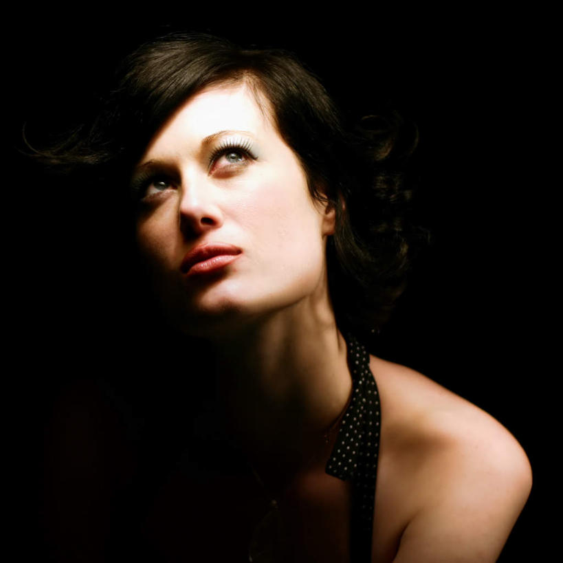 西方人,脸,头,脸颊,一个人,站,方图,室内,特写,白天,正面,欧洲,欧洲人,仅一个年轻女性,仅一个女性,仅一个人,黑色背景,服装,注视,休闲装,衣服,观察,看,站着,休闲,休闲服,摄影,服饰,影棚,观看,察看,关注,年轻女性,女人,女性,白种人,头部,脸部,脸蛋,面部,抬头,仰头,站立,半身,彩图,影棚拍摄,拍摄