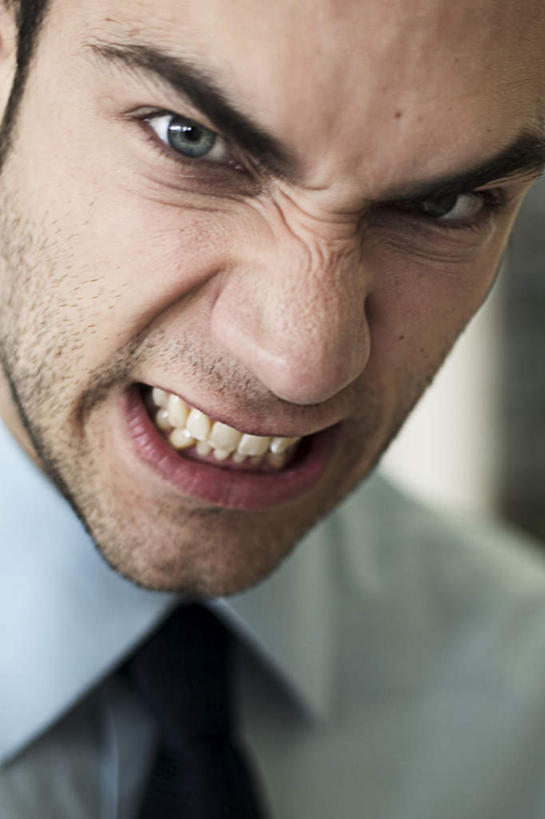 西方人,脸,头,脸颊,一个人,商务人士,商务男性,竖图,室内,特写,白天,正面,衬衫,欧洲,欧洲人,仅一个男性,仅一个人,套装,生气,注视,仅一个年轻男性,观察,看,愤怒,观看,察看,发怒,关注,商务装,情绪,脾气,工薪阶层,忿怒,怨恨,强烈,激动,男人,男性,年轻男性,白种人,头部,脸部,脸蛋,面部,白领,上班族,半身,彩图,衬衣