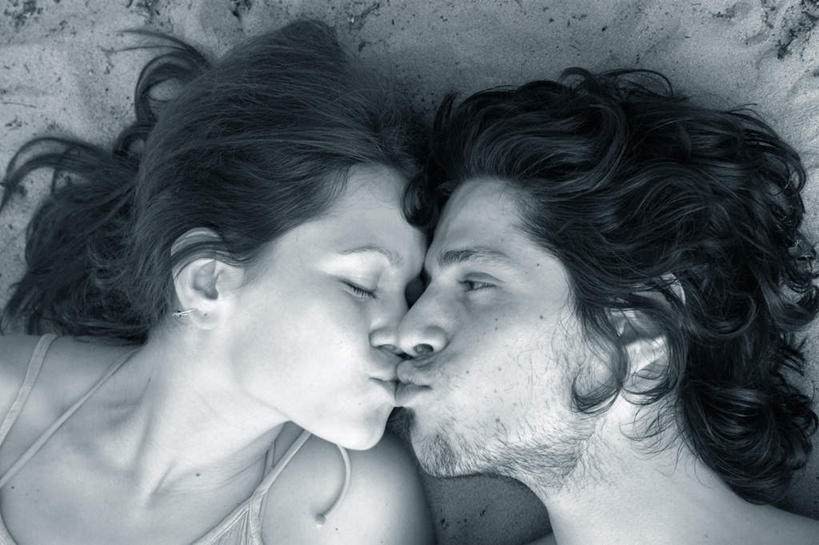 西方人,脸,头,脸颊,两个人,躺,吻,横图,俯视,黑白,室外,特写,白天,爱情,旅游,度假,美景,沙滩,欧洲,欧洲人,服装,沙子,海岸,景观,沙地,浪漫,休闲装,娱乐,相视,衣服,自然,享受,休闲,温暖,温馨,面对面,休闲服,景色,恩爱,放松,恋人,服饰,对视,和睦,自然风光,相对,相看,卧着,男人,男性,年轻男性,年轻女性,女人,女性,白种人,头部,脸部,脸蛋,面部,情侣,海滩,亲,亲吻,躺着,卧,半身,高角度拍摄,伴侣,融洽