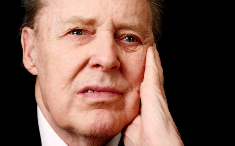 西方人,脸,头,脸颊,一个人,商务人士,商务男性,站,举,摸,横图,室内,特写,白天,正面,衬衫,欧洲,欧洲人,仅一个男性,仅一个人,抚摸,黑色背景,套装,注视,观察,看,托,站着,仅一个老年男性,摄影,影棚,观看,察看,关注,商务装,工薪阶层,老年男性,男人,男性,白种人,头部,脸部,脸蛋,面部,白领,上班族,触摸,接触,举起,举手,举着,向上举,向上伸,向上托,站立,半身,彩图,影棚拍摄,衬衣,拍摄