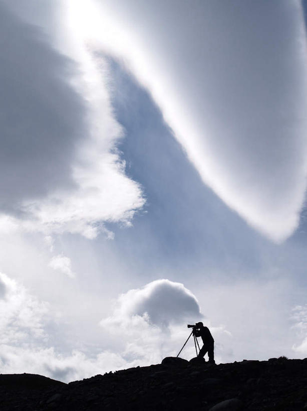 西方人,一个人,站,竖图,室外,白天,侧面,旅游,度假,美景,山,山脉,相机,欧洲,欧洲人,仅一个男性,仅一个人,阴影,光线,影子,景观,山峰,云,云朵,山峦,云彩,娱乐,仅一个年轻男性,蓝色,白云,蓝天,天空,阳光,自然,群山,天,站着,享受,休闲,景色,放松,自然风光,三脚架,男人,男性,年轻男性,白种人,照相机,站立,彩图,全身