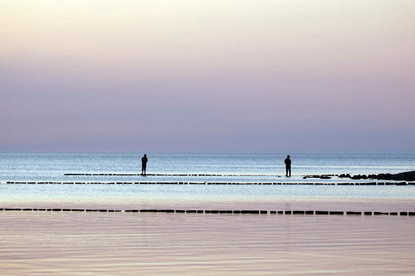 西方人,手,两个人,站,横图,室外,白天,旅游,度假,美景,日落,沙滩,钓鱼竿,欧洲,欧洲人,握,波纹,服装,沙子,海岸,景观,晚霞,霞光,落日,涟漪,沙地,拿,拿着,休闲装,娱乐,背面,衣服,蓝色,蓝天,水纹,天空,自然,黄昏,波浪,天,站着,享受,休闲,手部,休闲服,景色,彩霞,放松,握着,服饰,渔具,自然风光,水晕,夕照,男人,男性,年轻男性,白种人,钓竿,鱼竿,海滩,夕阳,站立,彩图,全身,钓鱼,斜阳