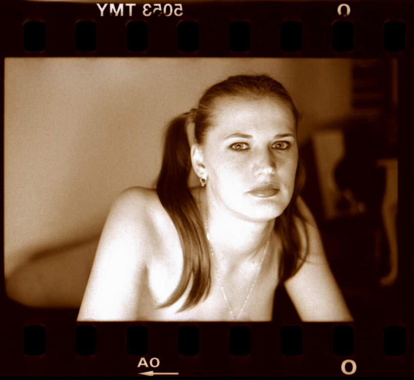 西方人,脸,头,脸颊,一个人,模特,坐,横图,照片,室内,特写,白天,正面,欧洲,欧洲人,仅一个年轻女性,仅一个女性,仅一个人,注视,裸露,观察,看,摄影,观看,底片,察看,关注,裸,胶片,年轻女性,女人,女性,白种人,头部,脸部,脸蛋,面部,相片,模特儿,坐着,半身,彩图,拍摄,照相,胶卷