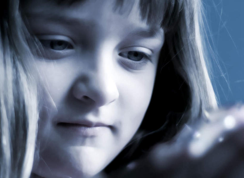 西方人,儿童,脸,头,脸颊,一个人,横图,室内,特写,白天,正面,纯洁,欧洲,欧洲人,仅一个女性,仅一个人,注视,小孩,观察,看,仅一个小孩,可爱,童年,童趣,观看,察看,关注,童真,烂漫,无邪,天真,女孩,女人,女性,白种人,孩子,头部,脸部,脸蛋,面部,半身,彩图,女生