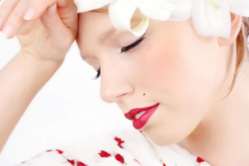 西方人,脸,头,脸颊,一个人,站,举,闭眼,横图,室内,特写,白天,白色背景,正面,欧洲,欧洲人,仅一个年轻女性,仅一个女性,仅一个人,服装,休闲装,衣服,口红,托,站着,休闲,休闲服,摄影,服饰,影棚,年轻女性,女人,女性,白种人,头部,脸部,脸蛋,面部,闭眼睛,闭着眼,闭着眼睛,举起,举手,举着,向上举,向上伸,向上托,站立,半身,彩图,影棚拍摄,拍摄