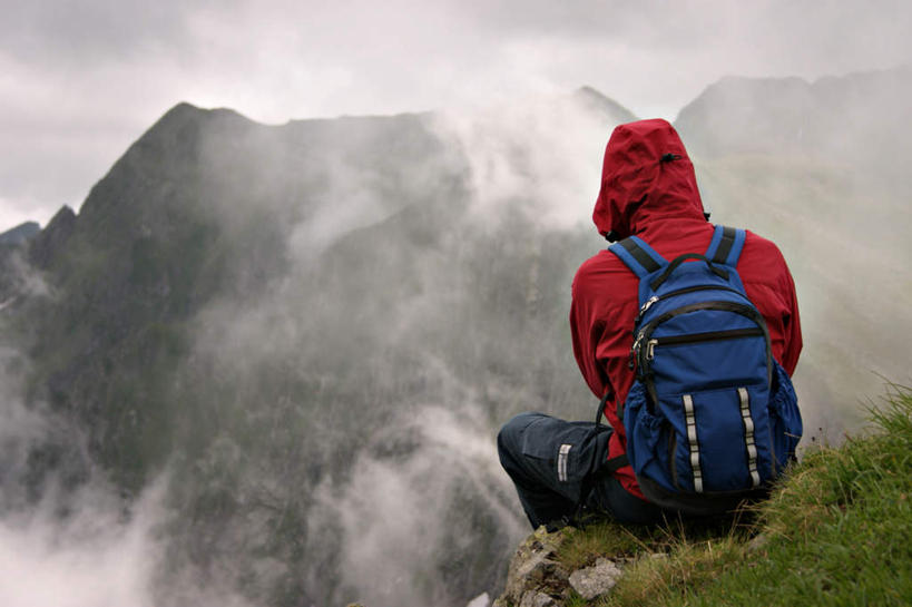 坐,横图,室外,白天,旅游,度假,草地,草坪,石头,美景,山,山脉,植物,阴影,服装,光线,包,石子,书包,影子,景观,山峰,云,云朵,山峦,云彩,休闲装,娱乐,草,背面,衣服,蓝色,绿色,白云,蓝天,天空,阳光,自然,背包,群山,天,享受,休闲,休闲服,景色,放松,服饰,自然风光,石块,岩石,坐着,彩图,全身,双肩包