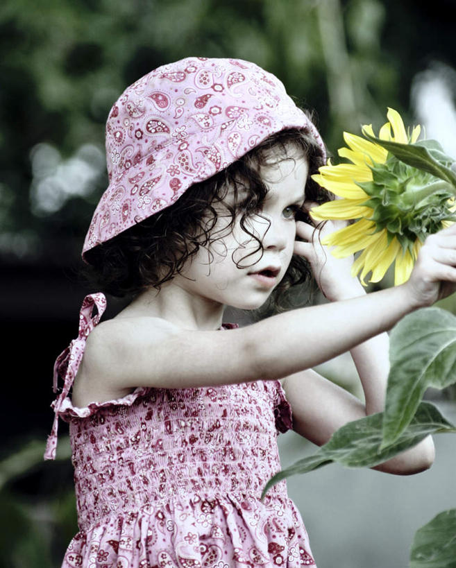 西方人,儿童,脸,头,脸颊,一个人,站,举,竖图,室外,特写,白天,侧面,爱情,幸福,纯洁,太阳,向日葵,帽子,欧洲,欧洲人,仅一个女性,仅一个人,服装,朦胧,模糊,盛开,草帽,花蕾,休闲装,花,花瓣,花朵,鲜花,一朵,小孩,衣服,粉色,黄色,花苞,花蕊,托,站着,仅一个小孩,休闲,休闲服,可爱,童年,童趣,服饰,光辉,童真,烂漫,无邪,沉默,忠诚,勇敢,投缘,爱慕,高傲,天真,朝阳花,葵花,望日莲,向阳花,转日莲,女孩,女人,女性,白种人,孩子,头部,脸部,脸蛋,面部,举起,举手,举着,向上举,向上伸,向上托,站立,半身,彩图,女生