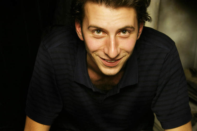 西方人,脸,头,脸颊,一个人,站,笑,微笑,露齿笑,横图,室内,特写,白天,正面,欧洲,欧洲人,仅一个男性,仅一个人,服装,注视,休闲装,仅一个年轻男性,衣服,观察,看,站着,休闲,休闲服,服饰,观看,察看,关注,男人,男性,年轻男性,白种人,头部,脸部,脸蛋,面部,站立,半身,彩图