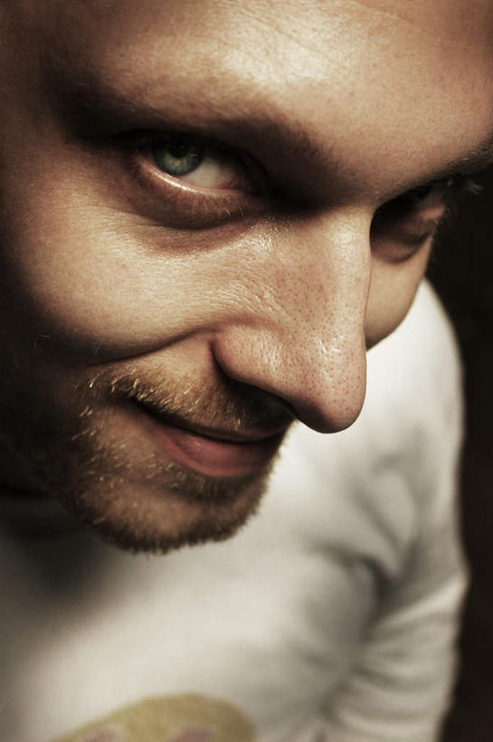 西方人,脸,头,脸颊,胡须,一个人,站,笑,微笑,竖图,室内,特写,白天,正面,欧洲,欧洲人,仅一个男性,仅一个人,服装,注视,休闲装,仅一个年轻男性,衣服,观察,看,站着,休闲,休闲服,服饰,观看,察看,关注,男人,男性,年轻男性,白种人,头部,胡子,络腮胡,脸部,脸蛋,面部,站立,半身,彩图