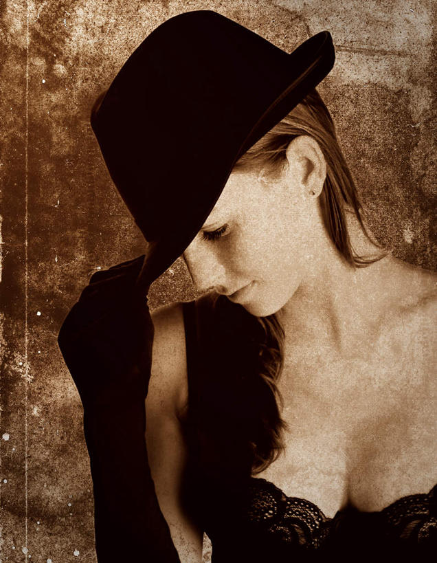 西方人,脸,头,脸颊,一个人,站,竖图,室内,特写,白天,正面,帽子,欧洲,欧洲人,仅一个年轻女性,仅一个女性,仅一个人,内衣,装饰,草帽,注视,黑色,手套,低头,观察,看,站着,温暖,胸罩,文胸,观看,保暖,华丽,点缀,察看,御寒,关注,衬托,美观,雅致,雅观,乳罩,胸衣,年轻女性,女人,女性,白种人,头部,脸部,脸蛋,面部,站立,半身,彩图