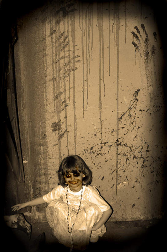 西方人,儿童,脸,头,脸颊,一个人,举,笑,微笑,露齿笑,竖图,室内,特写,白天,正面,裙子,纯洁,欧洲,欧洲人,仅一个女性,仅一个人,一堆,堆叠,堆积,连衣裙,节日,庆祝,墙,注视,文化,墙壁,墙面,小孩,观察,看,托,仅一个小孩,庆典,万圣节,可爱,童年,童趣,观看,纪念,堆,察看,关注,童真,烂漫,无邪,天真,女孩,女人,女性,白种人,孩子,头部,脸部,脸蛋,面部,举起,举手,举着,向上举,向上伸,向上托,半身,彩图,女生