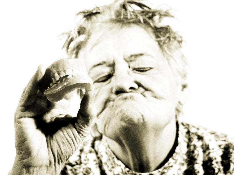 脸,头,脸颊,手,站,闭眼,横图,室内,特写,白天,白色背景,正面,握,服装,拿,拿着,休闲装,衣服,站着,休闲,手部,休闲服,握着,摄影,服饰,影棚,假牙,活动假牙,义齿,头部,脸部,脸蛋,面部,闭眼睛,闭着眼,闭着眼睛,站立,半身,彩图,影棚拍摄,拍摄