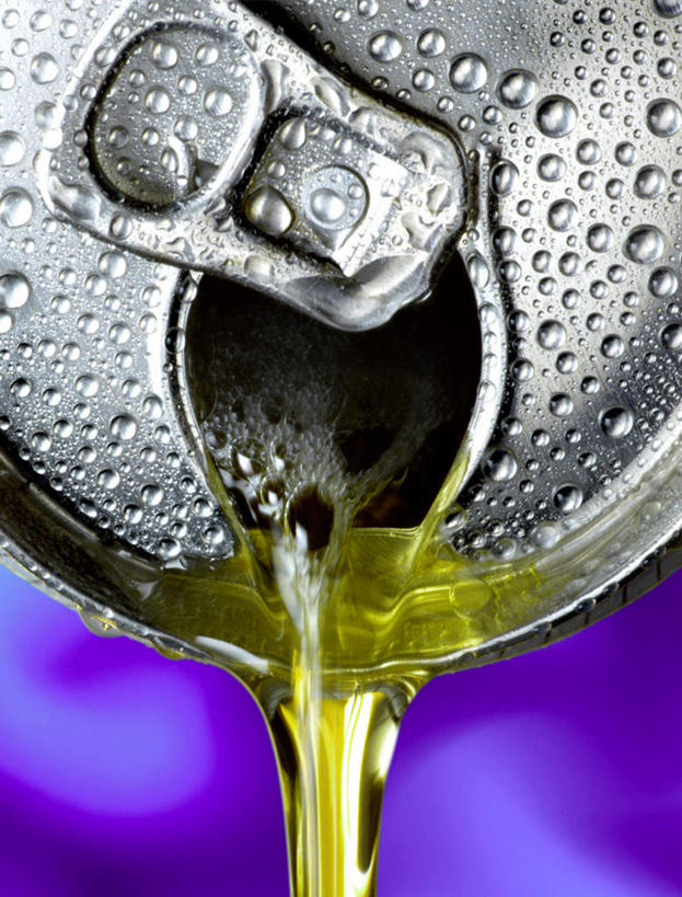 啤酒,无人,竖图,室内,特写,白天,正面,水,露水,金属制品,倒,透明,金属,圆形,包装,罐子,液体,水滴,酒类,酒,水珠,饮料,一个,黄色,容器,露珠,单个,易拉罐,生机,剔透,灵动,通明,彩图,晶莹