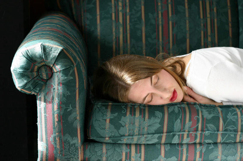 西方人,脸,头,脸颊,一个人,客厅,躺,闭眼,睡,横图,俯视,室内,特写,白天,沙发,欧洲,欧洲人,仅一个年轻女性,仅一个女性,仅一个人,服装,休闲装,衣服,休闲,休闲服,服饰,起居室,布艺沙发,客堂,卧着,年轻女性,女人,女性,白种人,头部,脸部,脸蛋,面部,闭眼睛,闭着眼,闭着眼睛,困,困觉,寝息,睡觉,躺着,卧,半身,彩图,高角度拍摄