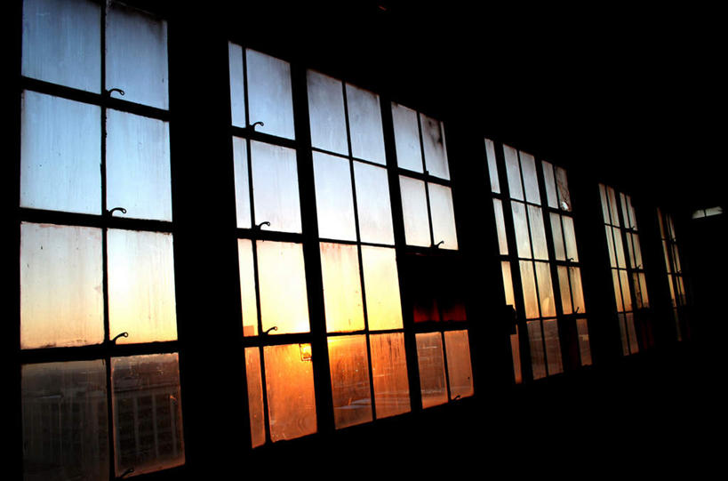 无人,家,横图,室内,白天,正面,旅游,度假,日落,窗户,房屋,屋子,晚霞,霞光,落日,娱乐,楼房,玻璃窗,住宅,蓝色,蓝天,天空,黄昏,天,享受,休闲,彩霞,放松,夕照,夕阳,彩图,房子,斜阳