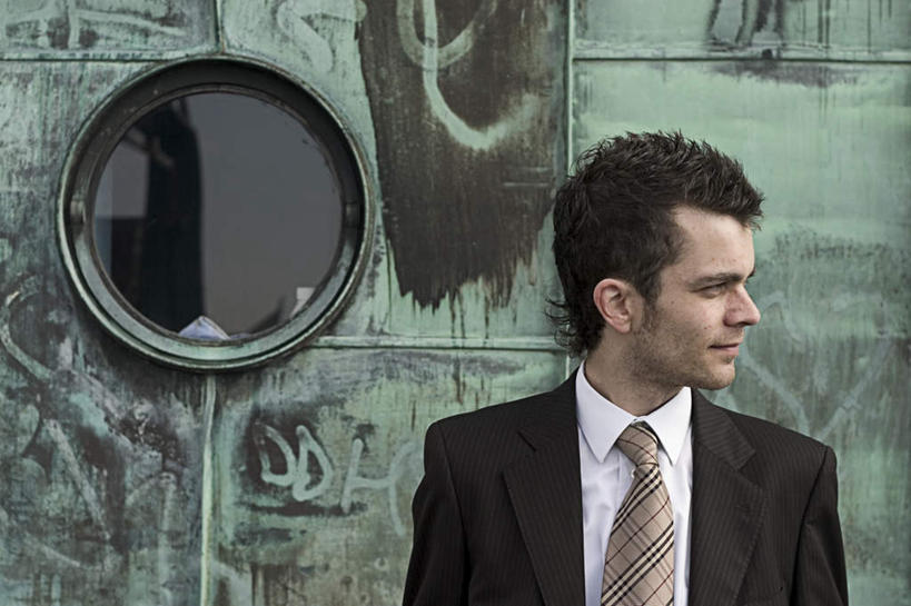 西方人,一个人,商务人士,商务男性,站,横图,室外,白天,正面,衬衫,欧洲,欧洲人,仅一个男性,仅一个人,套装,扭头,注视,仅一个年轻男性,观察,看,靠,靠着,站着,转头,观看,察看,关注,商务装,工薪阶层,男人,男性,年轻男性,白种人,白领,上班族,站立,半身,彩图,衬衣