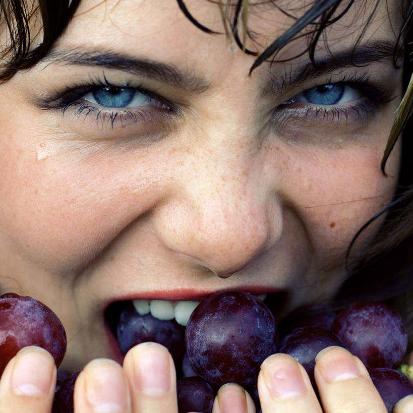 西方人,脸,头,脸颊,一个人,捧,吃,方图,室内,特写,白天,正面,葡萄,水果,欧洲,欧洲人,仅一个年轻女性,仅一个女性,仅一个人,新鲜,生食,食品,果实,食物,张嘴,有机食品,绿色食品,张大嘴巴,年轻女性,女人,女性,白种人,头部,脸部,脸蛋,面部,张开嘴,山葫芦,蒲桃,草龙珠,端,端着,嚼,捧着,食,手捧,半身,彩图