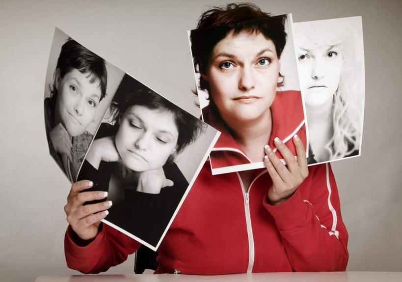 西方人,脸,头,脸颊,一个人,坐,举,横图,照片,室内,特写,白天,白色背景,正面,桌面,桌子,欧洲,欧洲人,仅一个女性,仅一个人,服装,木制,休闲装,衣服,木制品,托,仅一个中年女性,休闲,休闲服,摄影,服饰,影棚,女人,女性,中年女性,白种人,头部,脸部,脸蛋,面部,相片,举起,举手,举着,向上举,向上伸,向上托,坐着,半身,彩图,影棚拍摄,拍摄,照相