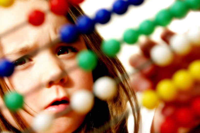 西方人,儿童,脸,头,脸颊,一个人,站,横图,室内,特写,白天,正面,纯洁,算盘,欧洲,欧洲人,仅一个女性,仅一个人,古老,计算,科学,办公用品,注视,文化,传统,小孩,观察,看,站着,仅一个小孩,可爱,童年,童趣,理财,财务,观看,五颜六色,察看,关注,数学,五彩缤纷,童真,烂漫,无邪,天真,珠算,女孩,女人,女性,白种人,孩子,头部,脸部,脸蛋,面部,站立,半身,彩图,女生