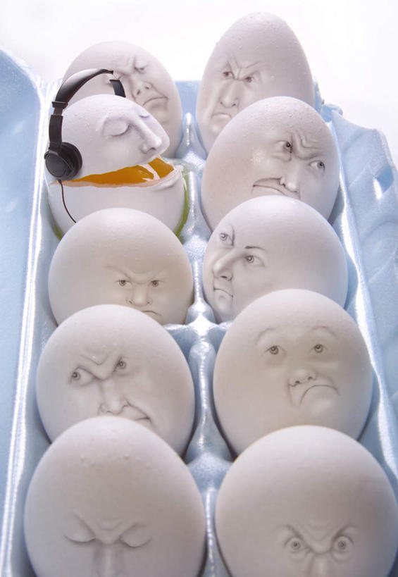 脸,头,脸颊,无人,竖图,俯视,室内,特写,白天,白色背景,快乐,满意,幸福,一排,环保,整齐,蛋格,蛋,鸡蛋,音响,音乐,娱乐,排列,耳机,享受,休闲,放松,摄影,影棚,能源,悲伤,回收,资源,舒适,享乐,伤心,队列,利用,低碳,循环,草鸡蛋,蛋托,蛋盒,卵,持续,哀痛,悲戚,悲痛,头部,脸部,脸蛋,面部,彩图,高角度拍摄,影棚拍摄,拍摄