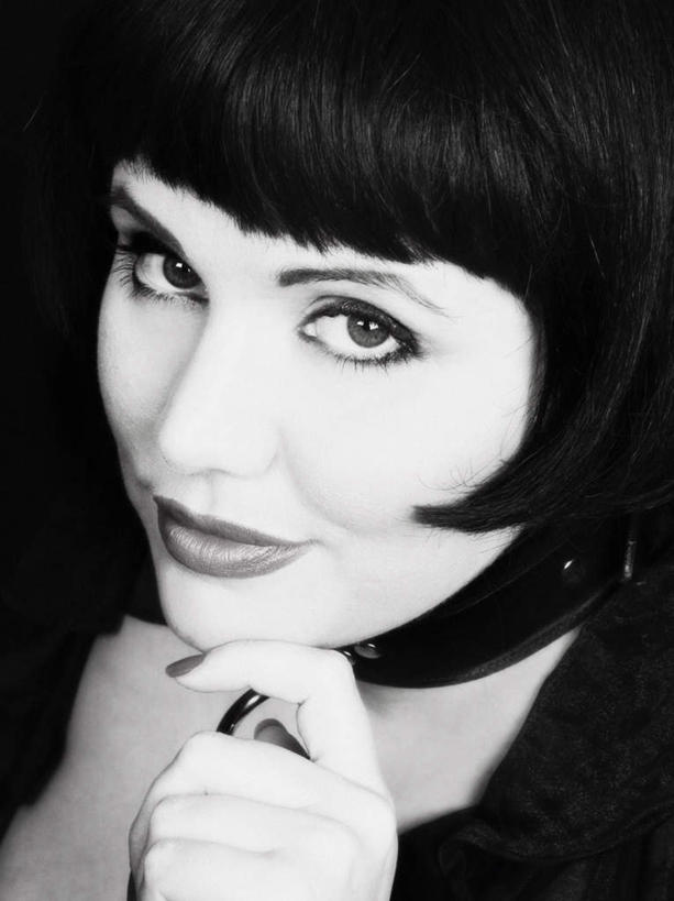 西方人,脸,头,脸颊,一个人,站,笑,微笑,竖图,室内,特写,白天,正面,欧洲,欧洲人,仅一个年轻女性,仅一个女性,仅一个人,撑,黑色背景,服装,托腮,休闲装,衣服,托,站着,休闲,休闲服,摄影,服饰,影棚,托下巴,年轻女性,女人,女性,白种人,头部,脸部,脸蛋,面部,站立,半身,彩图,影棚拍摄,拍摄