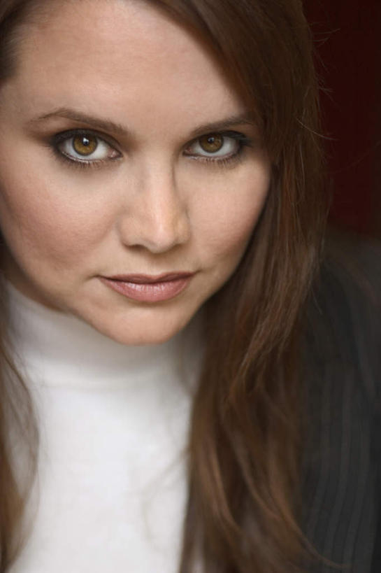 西方人,脸,头,脸颊,一个人,站,竖图,室内,特写,白天,正面,欧洲,欧洲人,仅一个年轻女性,仅一个女性,仅一个人,服装,注视,休闲装,衣服,观察,看,站着,休闲,休闲服,服饰,观看,察看,关注,年轻女性,女人,女性,白种人,头部,脸部,脸蛋,面部,站立,半身,彩图