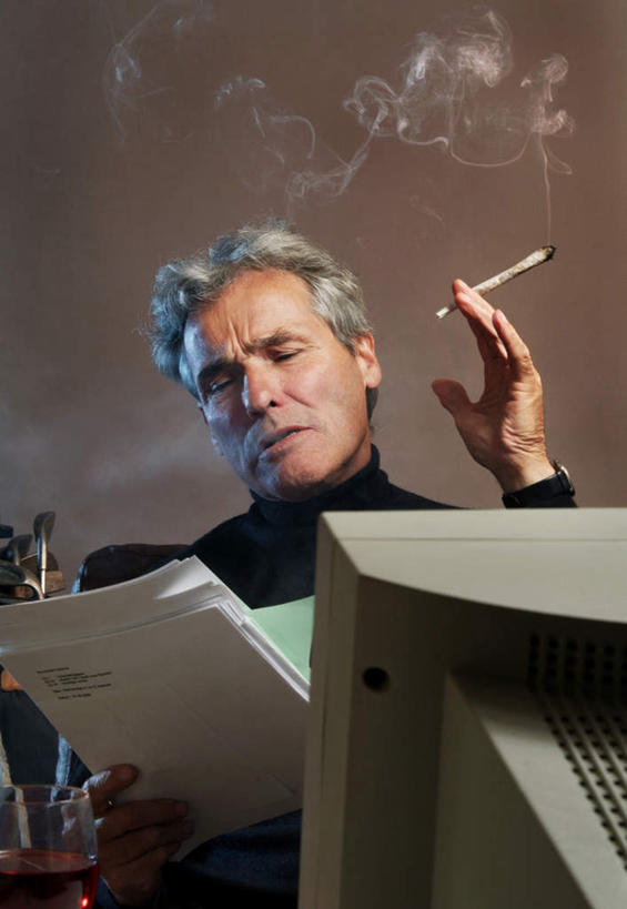 葡萄酒,西方人,脸,头,脸颊,手,一个人,商务人士,商务男性,办公室,坐,竖图,室内,特写,白天,正面,衬衫,电脑,显示器,鼠标,键盘,桌面,桌子,杯子,香烟,欧洲,欧洲人,仅一个男性,仅一个人,仅一个中年男性,握,套装,服装,网络,木制,材料,档案,高脚杯,文件,红酒杯,酒类,拿,拿着,休闲装,输入设备,通讯设备,玻璃制品,酒,饮料,衣服,酒杯,木制品,资料,休闲,手部,休闲服,台式电脑,烟,握着,服饰,文档,通信设备,商务装,工薪阶层,输出设备,男人,男性,中年男性,白种人,头部,脸部,脸蛋,面部,白领,上班族,玻璃杯,卷烟,烟草,纸烟,坐着,半身,彩图,衬衣