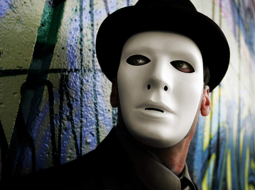 西方人,脸,头,脸颊,一个人,站,横图,室外,特写,白天,正面,西装,帽子,欧洲,欧洲人,仅一个男性,仅一个人,套装,正装,草帽,面具,墙,扭头,注视,职业装,墙壁,墙面,仅一个年轻男性,观察,看,站着,转头,观看,察看,关注,男人,男性,年轻男性,白种人,头部,脸部,脸蛋,面部,站立,半身,彩图