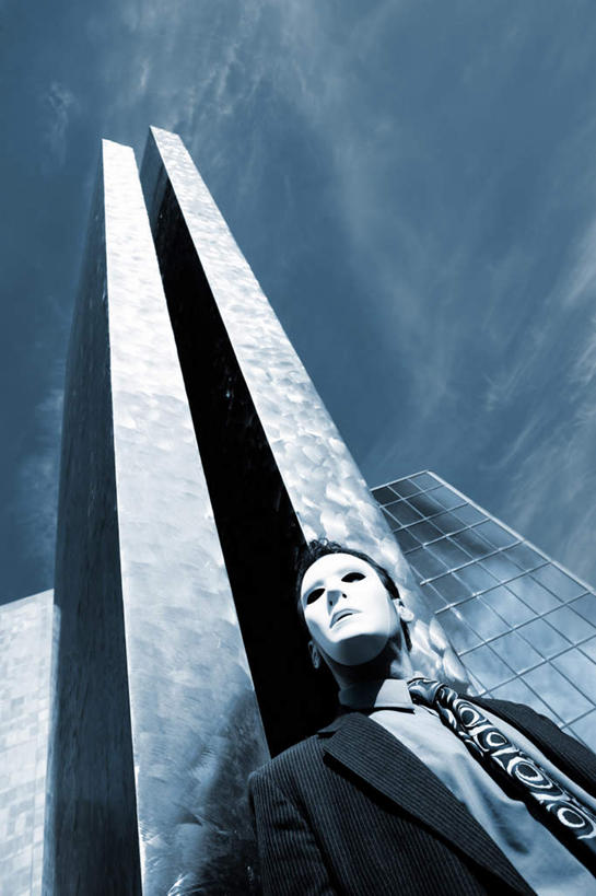 脸,头,脸颊,商务人士,商务男性,高楼大厦,站,竖图,室外,特写,白天,仰视,衬衫,度假,美景,城市风光,城市,大厦,建筑,摩天大楼,阴影,套装,光线,面具,影子,景观,云,云朵,云彩,娱乐,建设,蓝色,白云,蓝天,天空,阳光,天,站着,享受,休闲,景色,放松,商务装,工薪阶层,头部,脸部,脸蛋,面部,白领,上班族,站立,半身,彩图,低角度拍摄,衬衣,大楼,高层建筑,高楼,摩天楼