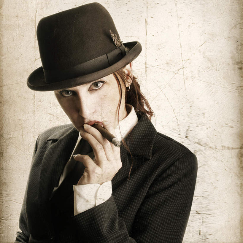 西方人,脸,头,脸颊,手,一个人,站,方图,室外,特写,白天,白色背景,正面,西装,香烟,帽子,欧洲,欧洲人,仅一个年轻女性,仅一个女性,仅一个人,握,套装,正装,草帽,拿,拿着,注视,职业装,观察,看,站着,手部,烟,握着,摄影,影棚,观看,察看,关注,年轻女性,女人,女性,白种人,头部,脸部,脸蛋,面部,卷烟,烟草,纸烟,站立,半身,彩图,影棚拍摄,拍摄