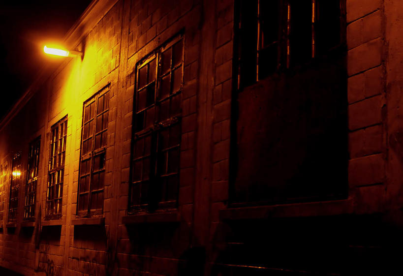 无人,家,横图,室外,夜晚,正面,旅游,度假,窗户,道路,路,路灯,照明,房屋,屋子,小路,灯光,交通,娱乐,楼房,玻璃窗,住宅,灯,享受,休闲,放松,照亮,照明设备,彩图,房子