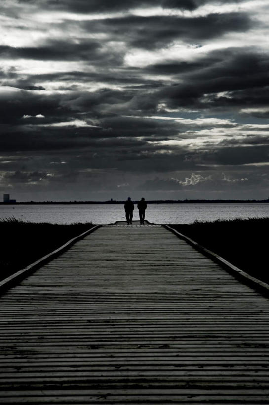 西方人,背部,两个人,码头,站,竖图,黑白,室外,白天,旅游,度假,海浪,海洋,美景,日落,港口,欧洲,欧洲人,波纹,景观,浪花,晚霞,霞光,云,云朵,落日,涟漪,云彩,娱乐,背面,蓝色,白云,蓝天,水纹,天空,自然,海水,黄昏,波浪,天,站着,享受,休闲,景色,彩霞,放松,自然风光,海景,水晕,夕照,男人,男性,年轻男性,年轻女性,女人,女性,白种人,大海,风浪,海,海水的波动,近岸浪,涌浪,夕阳,站立,全身,摆渡口,埠头,渡口,渡头,港湾,海港,货运码头,口岸,商港,斜阳