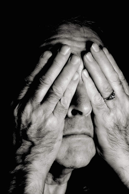 西方人,脸,头,脸颊,一个人,站,竖图,室内,特写,白天,正面,欧洲,欧洲人,仅一个男性,仅一个人,仅一个中年男性,黑色背景,服装,休闲装,衣服,站着,休闲,休闲服,遮,遮掩,摄影,服饰,影棚,掩盖,遮挡,遮盖,掩饰,男人,男性,中年男性,白种人,头部,脸部,脸蛋,面部,站立,半身,彩图,影棚拍摄,拍摄