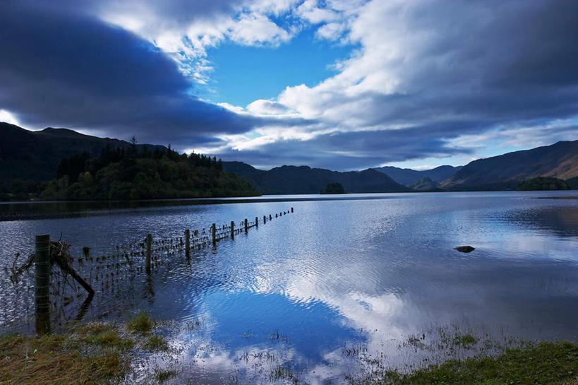 无人,栏杆,横图,室外,白天,正面,旅游,度假,湖,湖泊,美景,山,山脉,树林,水,植物,英国,欧洲,阴影,波纹,光线,影子,湖面,景观,山峰,水流,水面,云,云朵,围栏,涟漪,山峦,云彩,娱乐,护栏,英格兰,树,树木,蓝色,绿色,白云,蓝天,水纹,天空,阳光,自然,波浪,湖水,群山,天,享受,休闲,景色,放松,生长,成长,西欧,自然风光,大不列颠,大不列颠及北爱尔兰联合王国,水晕,大不列颠联合王国,日不落英帝国,英吉利,彩图
