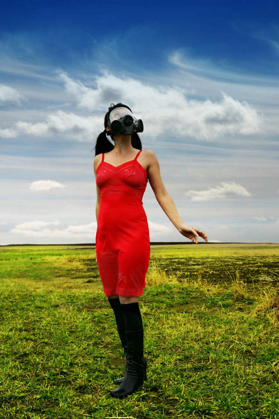 西方人,一个人,站,举,竖图,室外,白天,正面,旅游,度假,安全,草地,草坪,美景,植物,鞋子,欧洲,欧洲人,仅一个年轻女性,仅一个女性,仅一个人,阴影,服装,分离,光线,面具,器材,影子,景观,云,云朵,防护,过滤,云彩,分开,休闲装,娱乐,靴子,草,衣服,红色,蓝色,绿色,白云,蓝天,天空,阳光,自然,天,托,站着,享受,休闲,休闲服,隔断,景色,放松,遮掩,服饰,保护,隔离,掩盖,遮挡,面罩,净化,自然风光,间隔,牛仔靴,防毒面具,遮盖,掩饰,断绝,隔开,屏蔽,屏绝,远离,中断,阻遏,阻隔,导气管,防护器材,滤毒罐,年轻女性,女人,女性,白种人,举起,举手,举着,向上举,向上伸,向上托,站立,彩图,全身