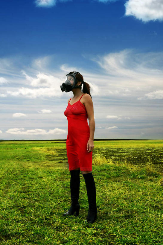 西方人,一个人,站,举,竖图,室外,白天,侧面,旅游,度假,安全,草地,草坪,美景,植物,鞋子,欧洲,欧洲人,仅一个年轻女性,仅一个女性,仅一个人,阴影,服装,分离,光线,面具,器材,影子,景观,云,云朵,防护,过滤,云彩,分开,休闲装,娱乐,靴子,草,衣服,红色,蓝色,绿色,白云,蓝天,天空,阳光,自然,天,托,站着,享受,休闲,休闲服,隔断,景色,放松,遮掩,服饰,保护,隔离,掩盖,遮挡,面罩,净化,自然风光,间隔,牛仔靴,防毒面具,遮盖,掩饰,断绝,隔开,屏蔽,屏绝,远离,中断,阻遏,阻隔,导气管,防护器材,滤毒罐,年轻女性,女人,女性,白种人,举起,举手,举着,向上举,向上伸,向上托,站立,彩图,全身