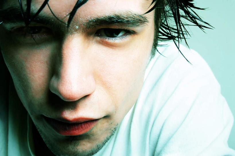 西方人,脸,头,脸颊,一个人,站,横图,室内,特写,白天,白色背景,正面,欧洲,欧洲人,仅一个男性,仅一个人,服装,注视,休闲装,仅一个年轻男性,衣服,观察,看,站着,休闲,休闲服,摄影,服饰,影棚,观看,察看,关注,男人,男性,年轻男性,白种人,头部,脸部,脸蛋,面部,站立,半身,彩图,影棚拍摄,拍摄