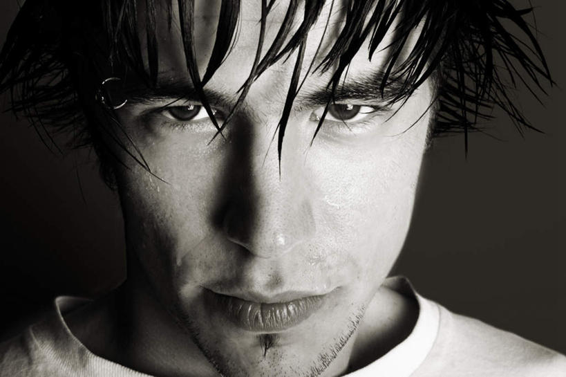 西方人,脸,头,脸颊,一个人,站,横图,黑白,室内,特写,白天,正面,欧洲,欧洲人,仅一个男性,仅一个人,黑色背景,服装,注视,休闲装,仅一个年轻男性,衣服,观察,看,站着,休闲,休闲服,摄影,服饰,影棚,观看,察看,关注,男人,男性,年轻男性,白种人,头部,脸部,脸蛋,面部,站立,半身,影棚拍摄,拍摄