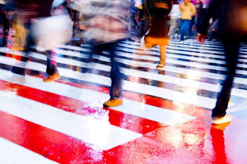 东方人,走,横图,俯视,室外,白天,旅游,度假,雨,暴雨,大雨,亚洲,服装,包,书包,分界线,停车线,许多人,休闲装,黄种人,娱乐,衣服,背包,一群人,享受,休闲,休闲服,放松,服饰,车行道,车行道分界线,细雨,标线,车行线,男人,男性,年轻男性,年轻女性,女人,女性,亚洲人,小雨,步行,散步,走路,半身,彩图,高角度拍摄,双肩包